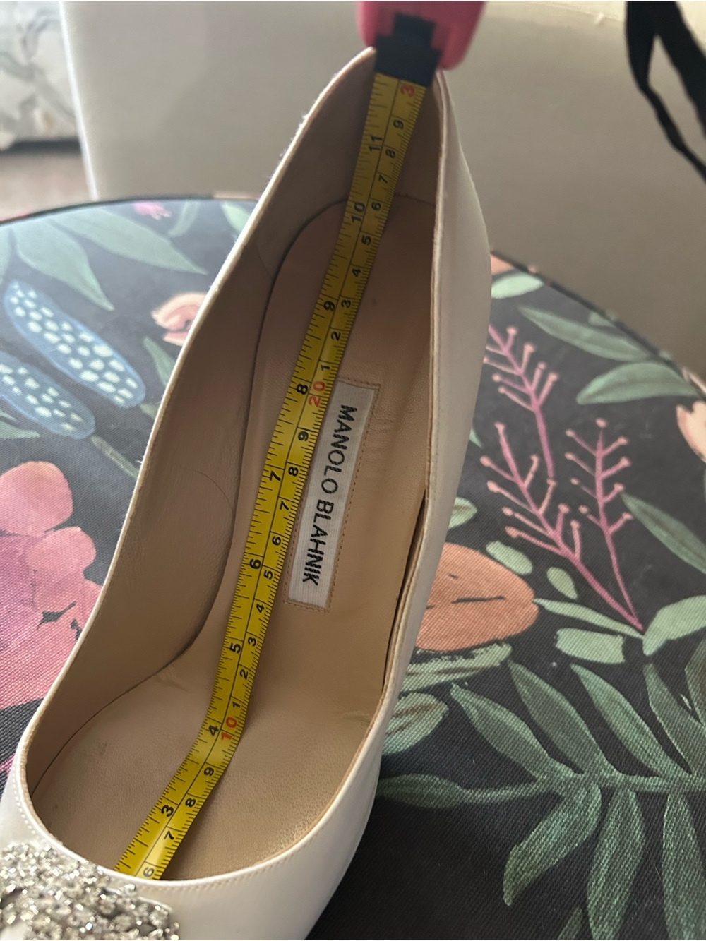 Manolo Blahnik Ivory Satin Pointed Toe Pumps with Crystal Buckle Accent 39.5 - Picture 11 of 11